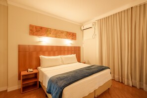 Superior tweepersoonskamer | Een minibar, een kluis op de kamer, een bureau, geluiddichte muren