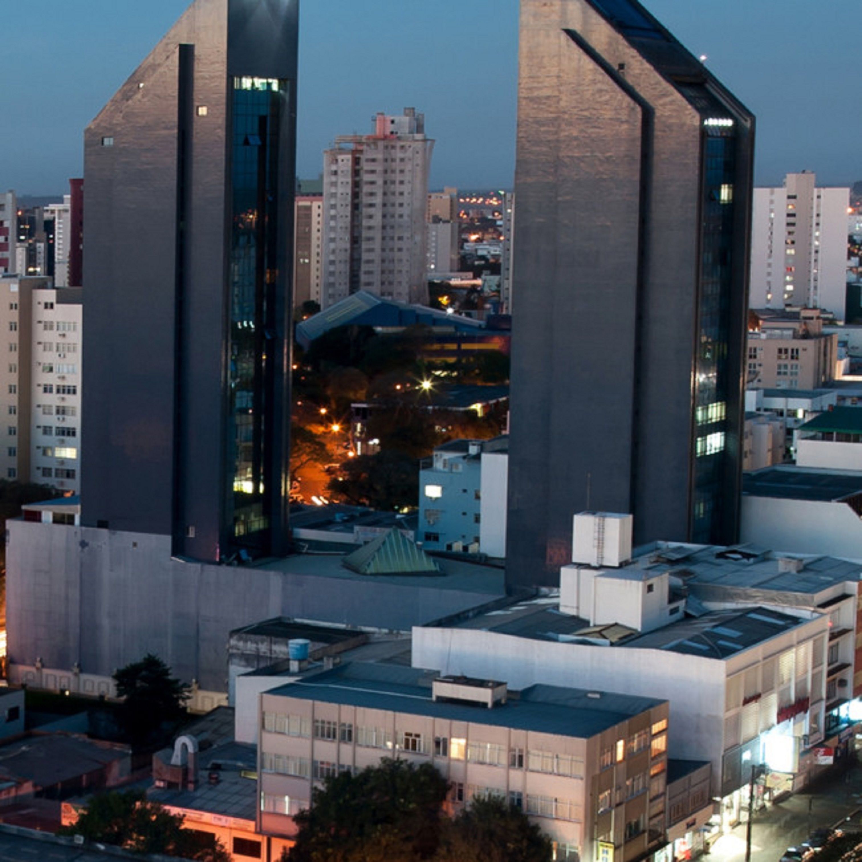 Un bâtiment moderne doté de deux tours imposantes et d’une façade centrale en verre.