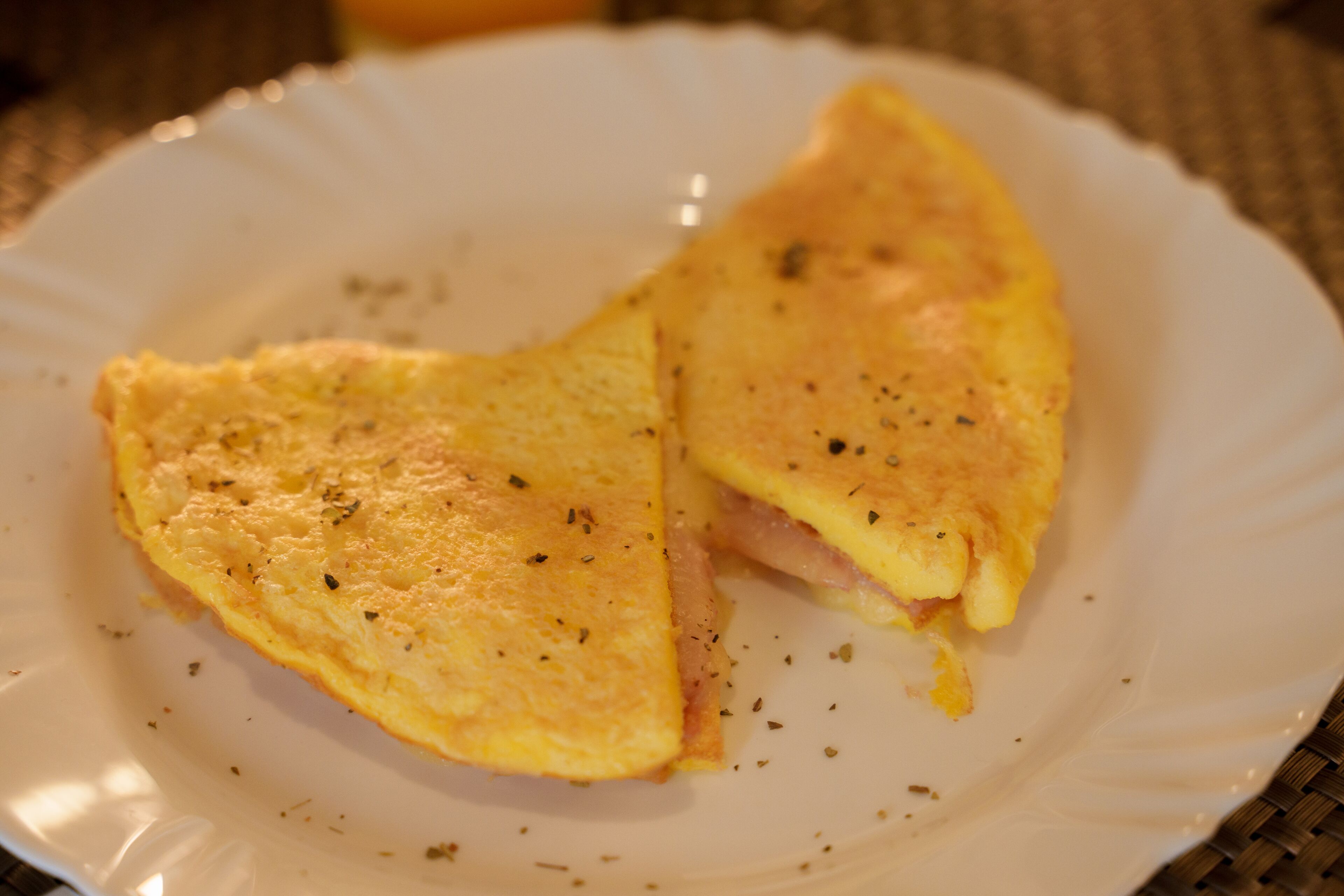 Une assiette avec une omelette pliée.