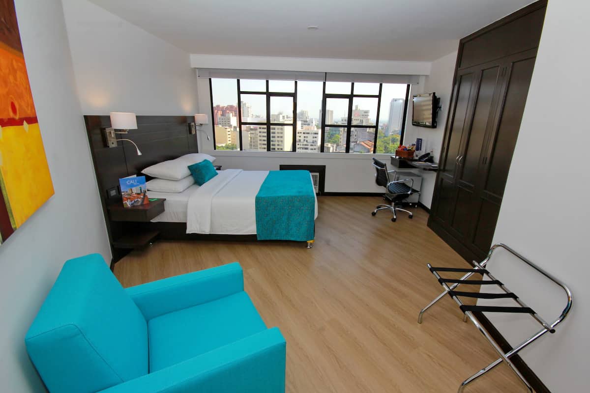 Standaard kamer, 1 tweepersoonsbed | Een minibar, een kluis op de kamer, een bureau, geluiddichte muren