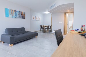 Suite Superior | Living area | 50-inch TV with satellite channels - Hotel Dann Cali (Cali)