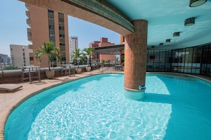 Outdoor pool, sun loungers - Hotel Dann Cali (Cali)