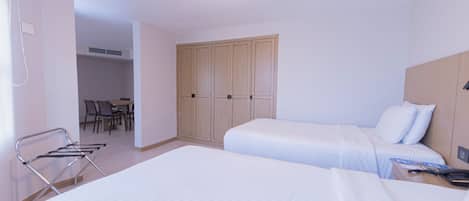 Minibar, Zimmersafe, Schreibtisch, schallisolierte Zimmer