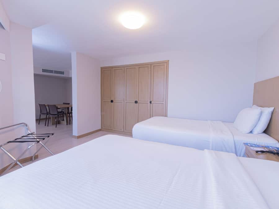 Minibar, caja de seguridad en la habitación y escritorio