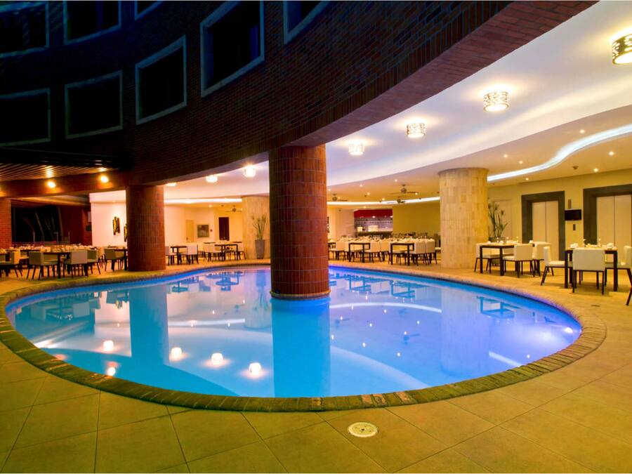 Una piscina al aire libre, tumbonas