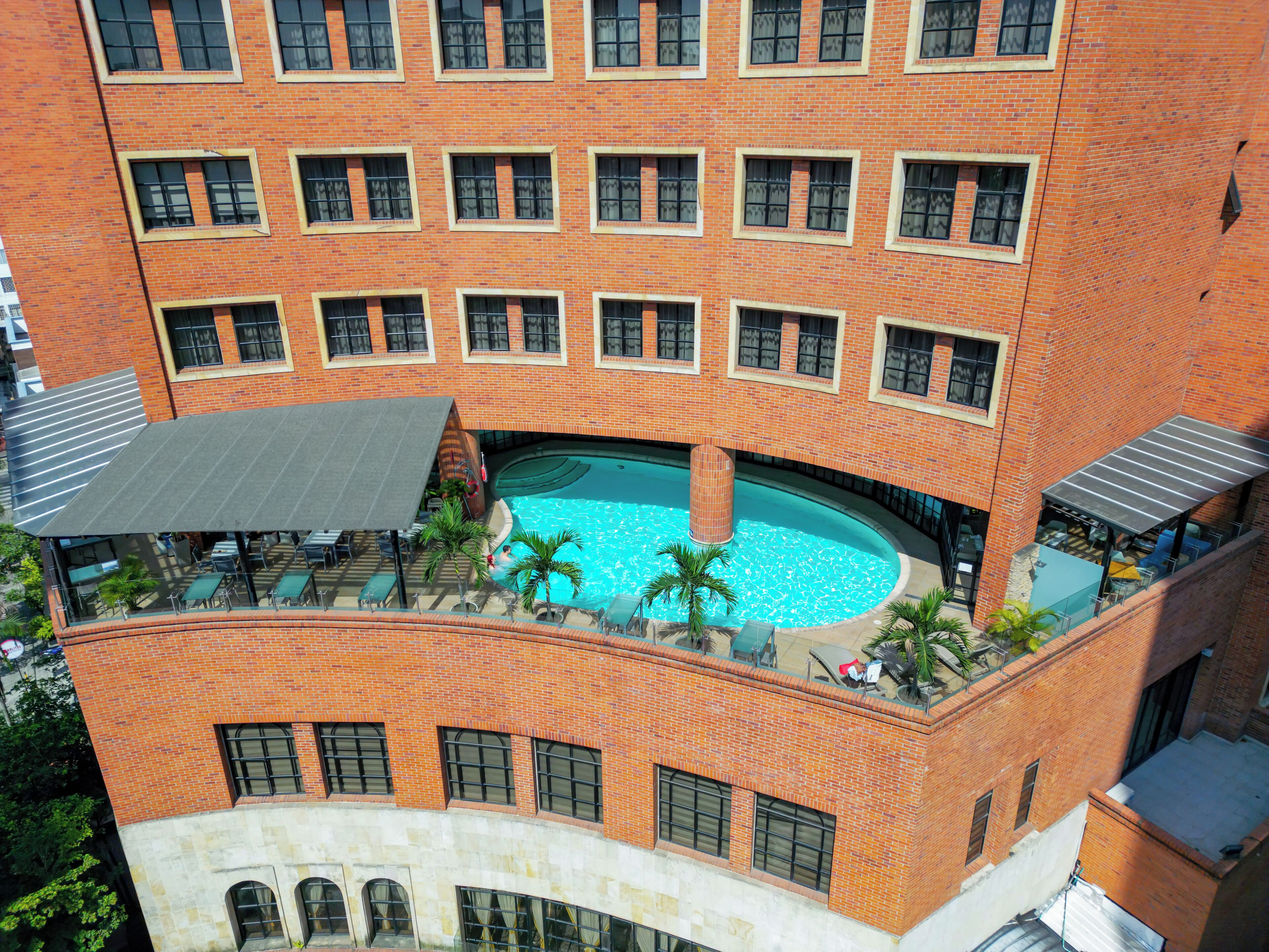 Piscine extérieure, chaises longues