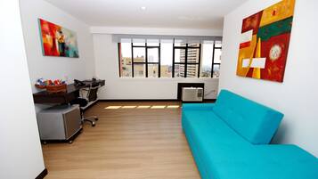 Minibar, caja de seguridad en la habitación y escritorio