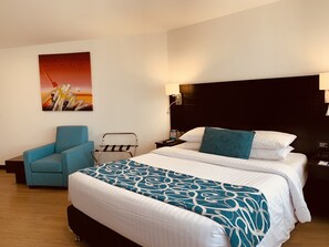 Standard Room, 1 Double Bed | Minibar, in-room safe, desk, soundproofing - Hotel Dann Cali (Cali)