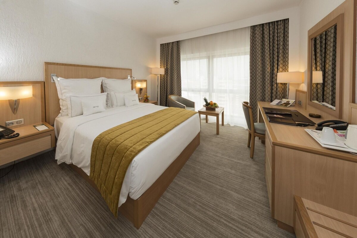Premium bedding, pillowtop beds, minibar, in-room safe