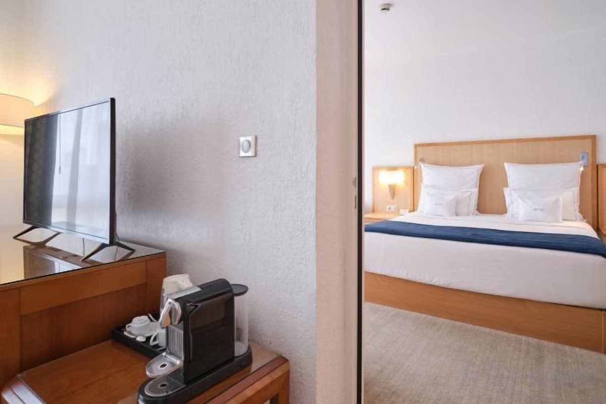 Ropa de cama de alta calidad, colchones con pillow-top y minibar 