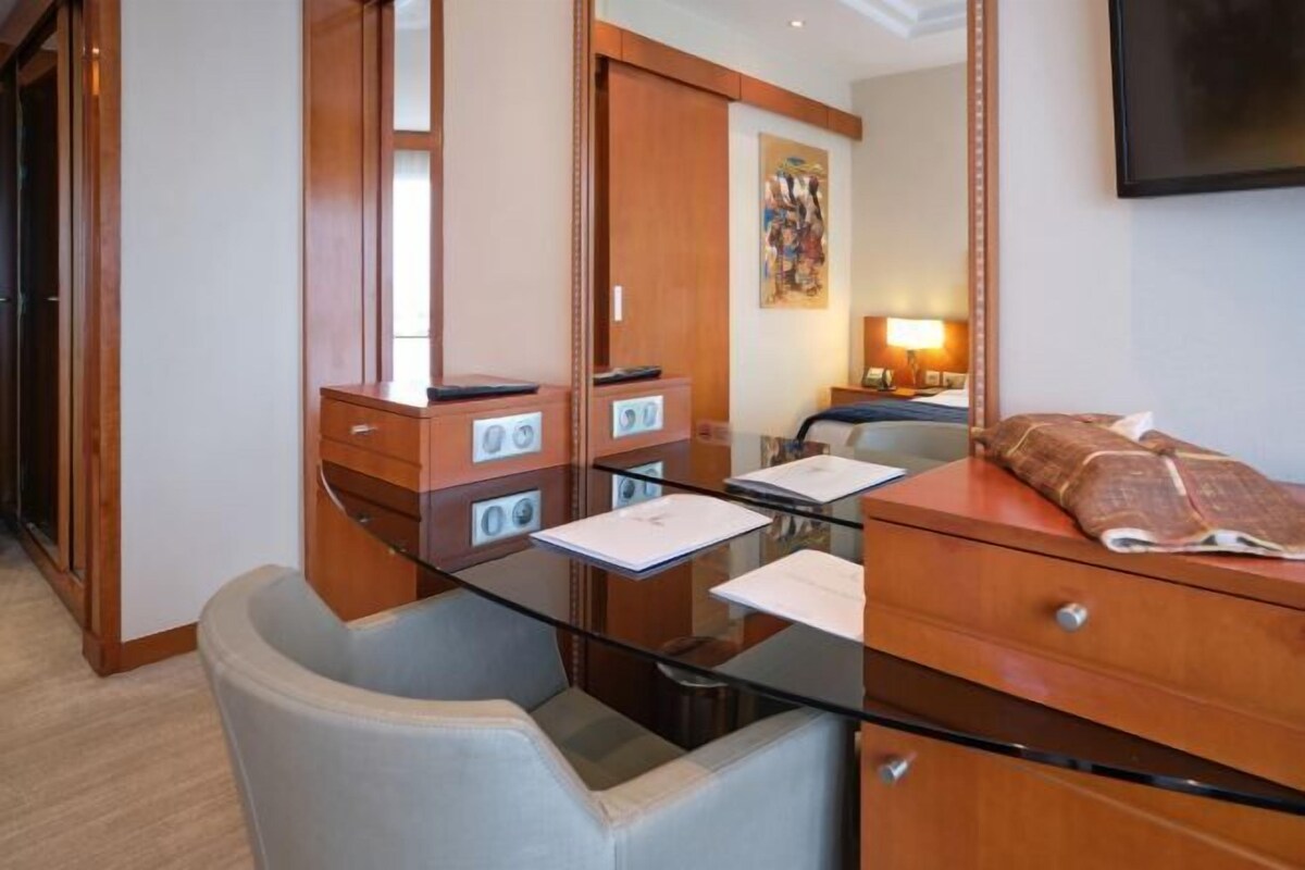 Premium bedding, pillowtop beds, minibar, in-room safe