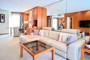 Minibar, safe på rommet, skrivebord og blendingsgardiner