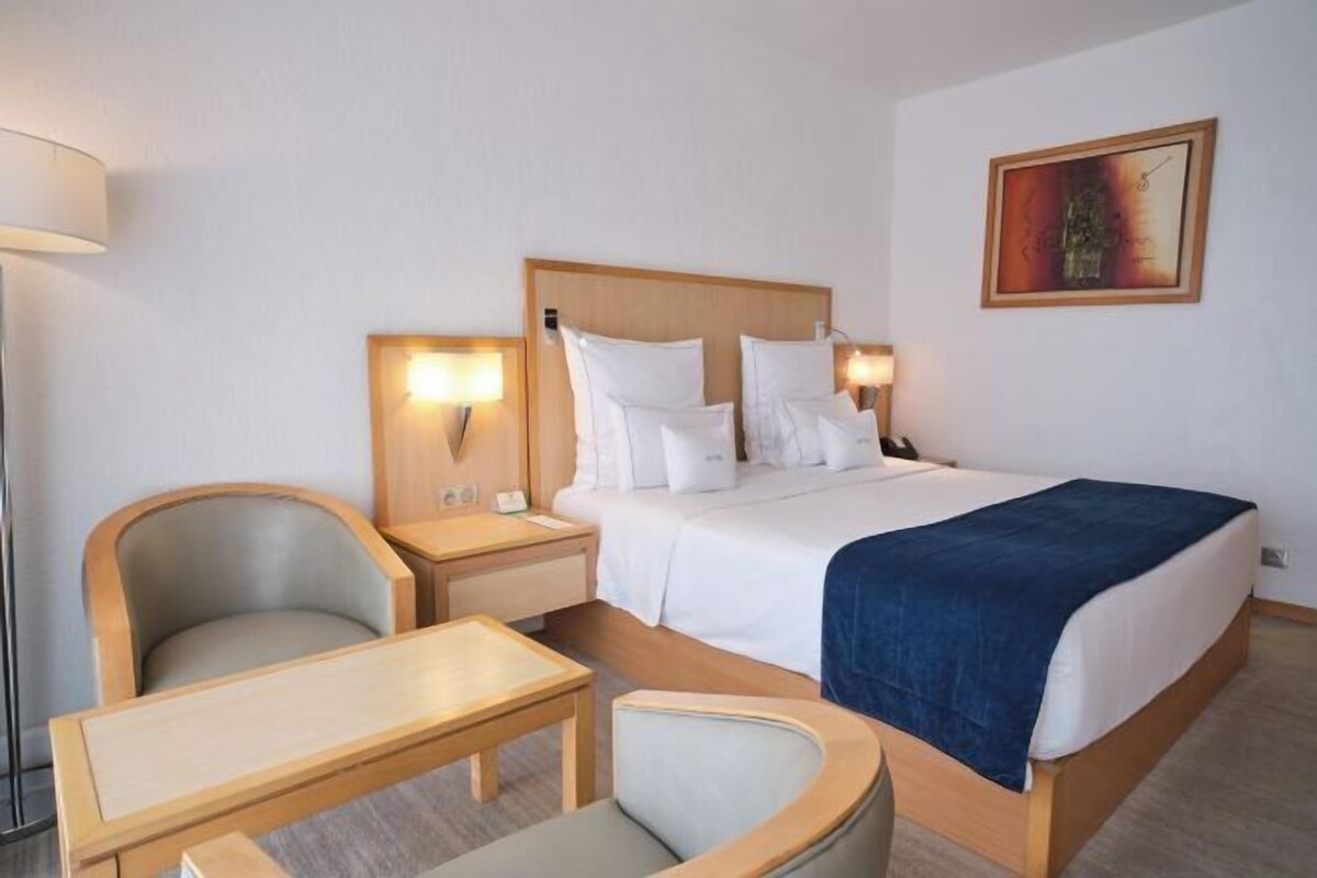 Premium bedding, pillowtop beds, minibar, in-room safe