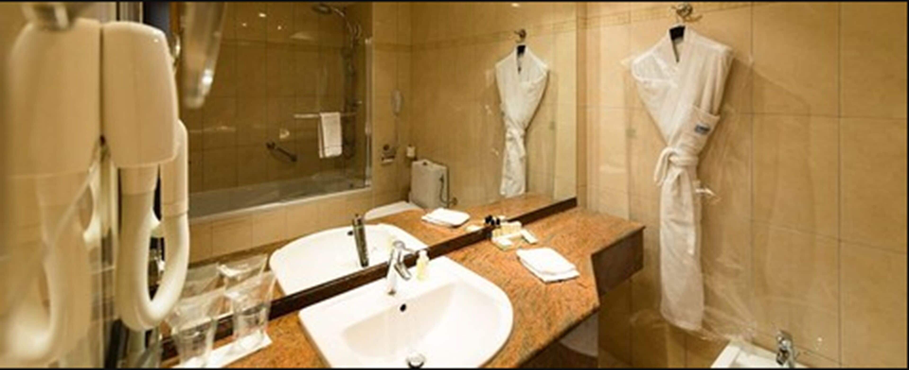 Douche, articles de toilette gratuits, sèche-cheveux, bidet