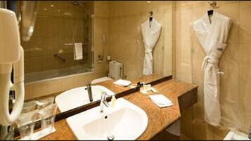 Shower, free toiletries, hair dryer, bidet