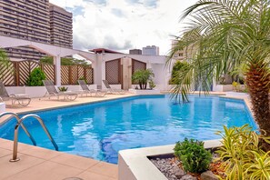 Outdoor pool, pool loungers - Hôtel TIAMA (Abidjan)