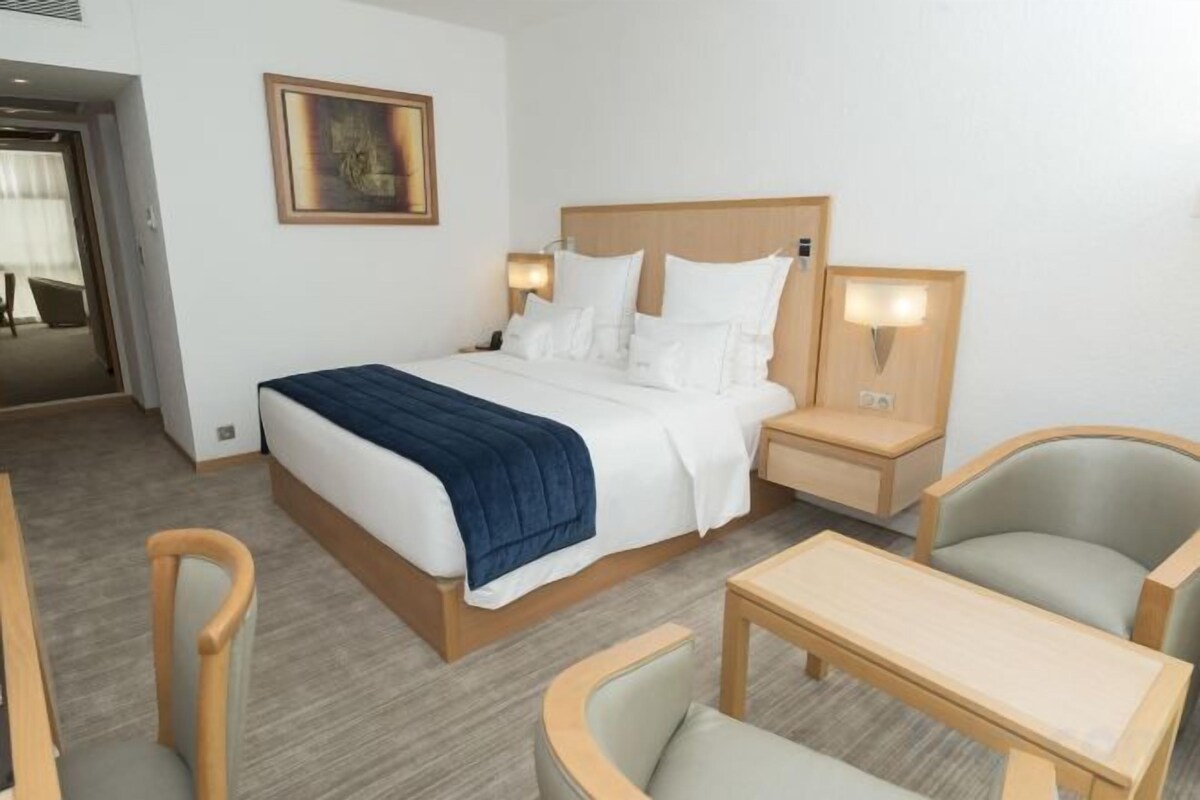 Luxe beddengoed, pillowtop-bedden, een minibar, een kluis op de kamer