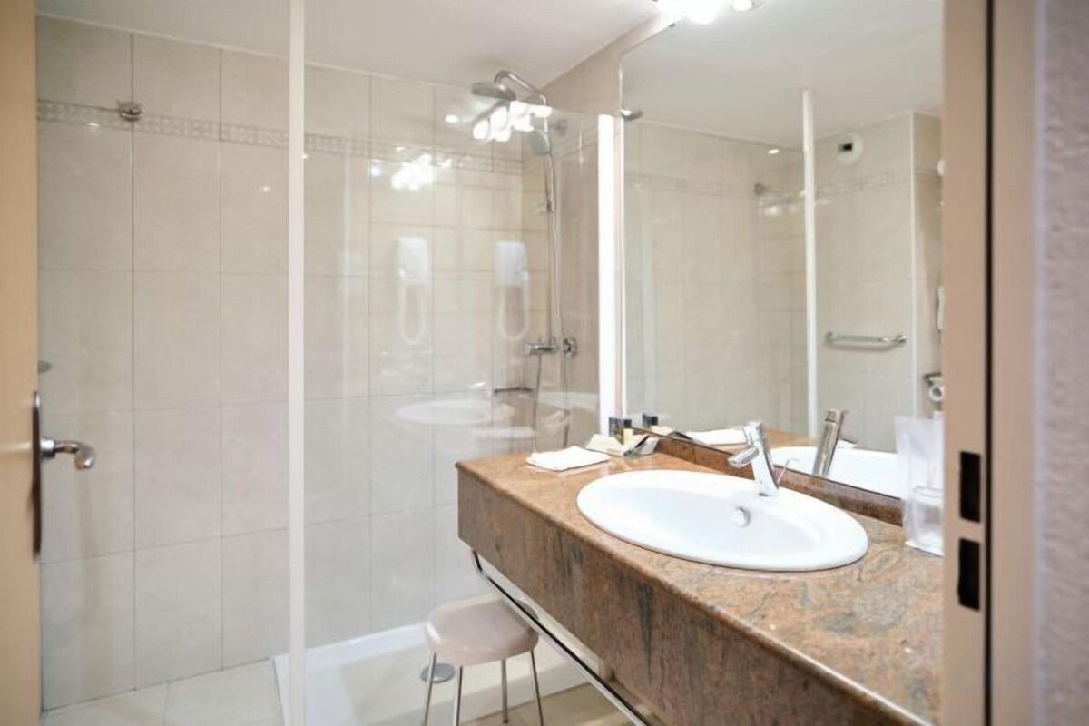Een douche, gratis toiletartikelen, een haardroger, een bidet