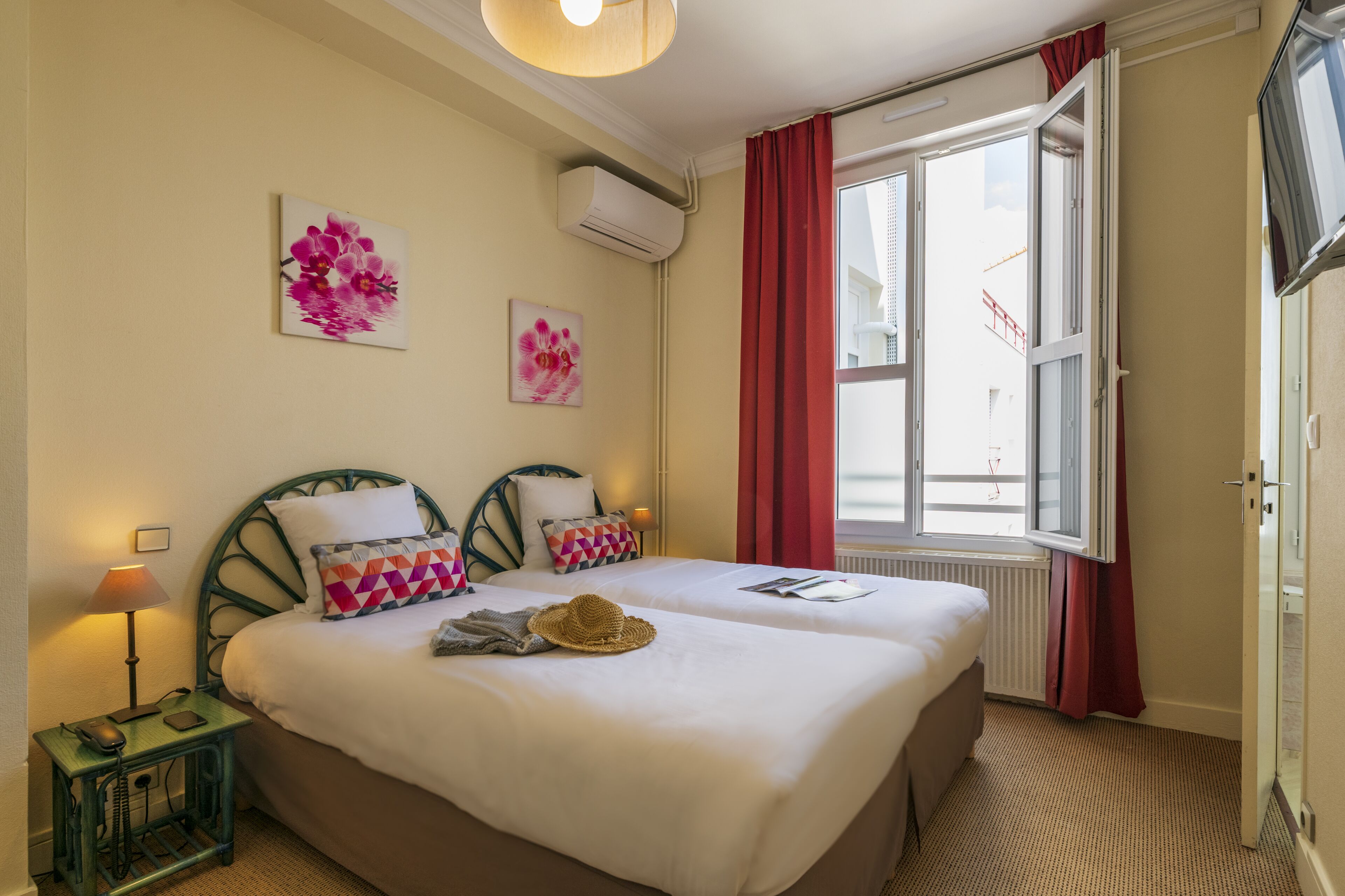 Chambre Standard Double ou avec lits jumeaux, vue ville | Minibar, coffres-forts dans les chambres, ameublement personnalisé