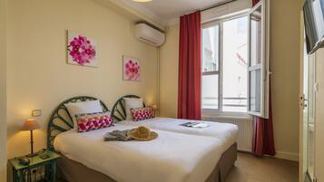 Chambre Standard Double ou avec lits jumeaux, vue ville | Minibar, coffres-forts dans les chambres, ameublement personnalisé