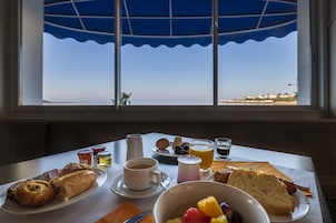 Se ofrece un desayuno bufé (18 EUR por persona)