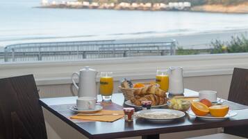 Petit déjeuner buffet (18 EUR par personne)
