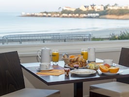 Café da manhã com buffet todos os dias mediante uma taxa