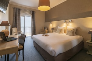 Habitación con 1 cama doble o 2 individuales, vistas al mar | Minibar, caja fuerte, mobiliario individual y escritorio