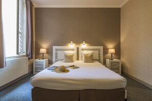 Standard-Doppel- oder -Zweibettzimmer, Stadtblick | Minibar, Zimmersafe, individuell eingerichtet, Schreibtisch