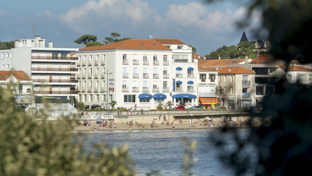 A coastal hotel with multiple floors, balconies, and a beach view. - CERISE Royan - Le Grand Hôtel de la Plage (Royan)