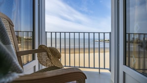 A balcony with a view of a beach and the sea. - CERISE Royan - Le Grand Hôtel de la Plage (Royan)