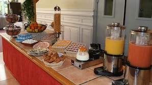 A buffet setup with various food items and beverages. - Inter Hotel Bristol (Aix-les-Bains)