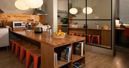 Chic & Basic Tallers Hostal