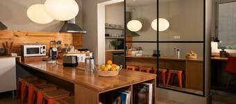 Chic & Basic Tallers Hostal
