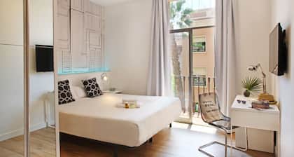 Chic & Basic Tallers Hostal