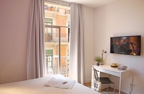 Superior Double Room, Balcony | Free WiFi, bed sheets - Chic & Basic Tallers Hostal (Barcelona)