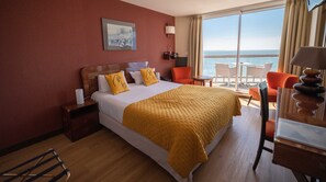 Habitación Confort, balcón, vista al mar | Ropa de cama de alta calidad y caja de seguridad en la habitación 