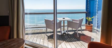 Chambre Confort, balcon, vue sur la mer | 1 chambre, literie de qualité, coffre-fort, bureau