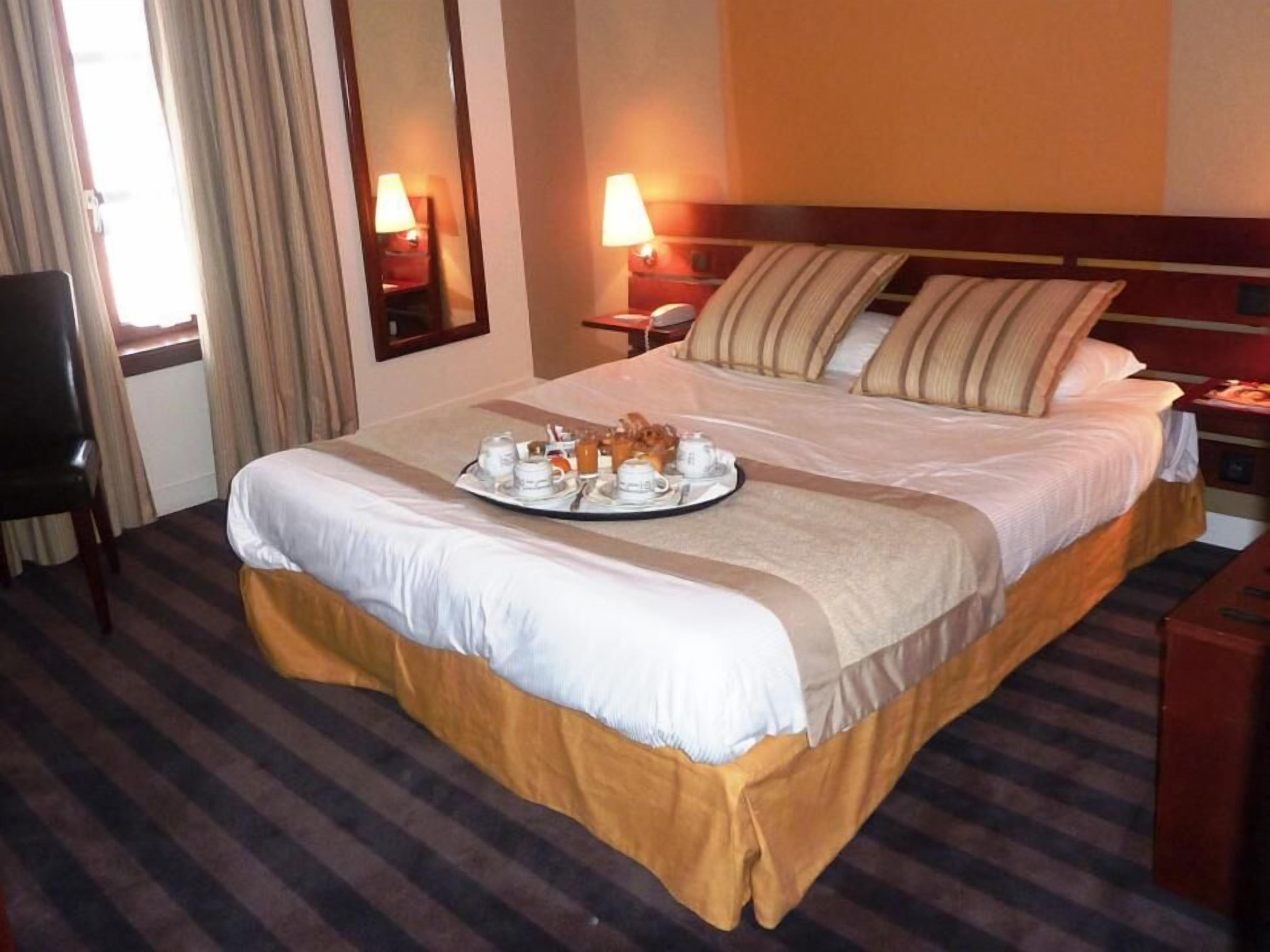 Premium bedding, in-room safe, desk, laptop workspace