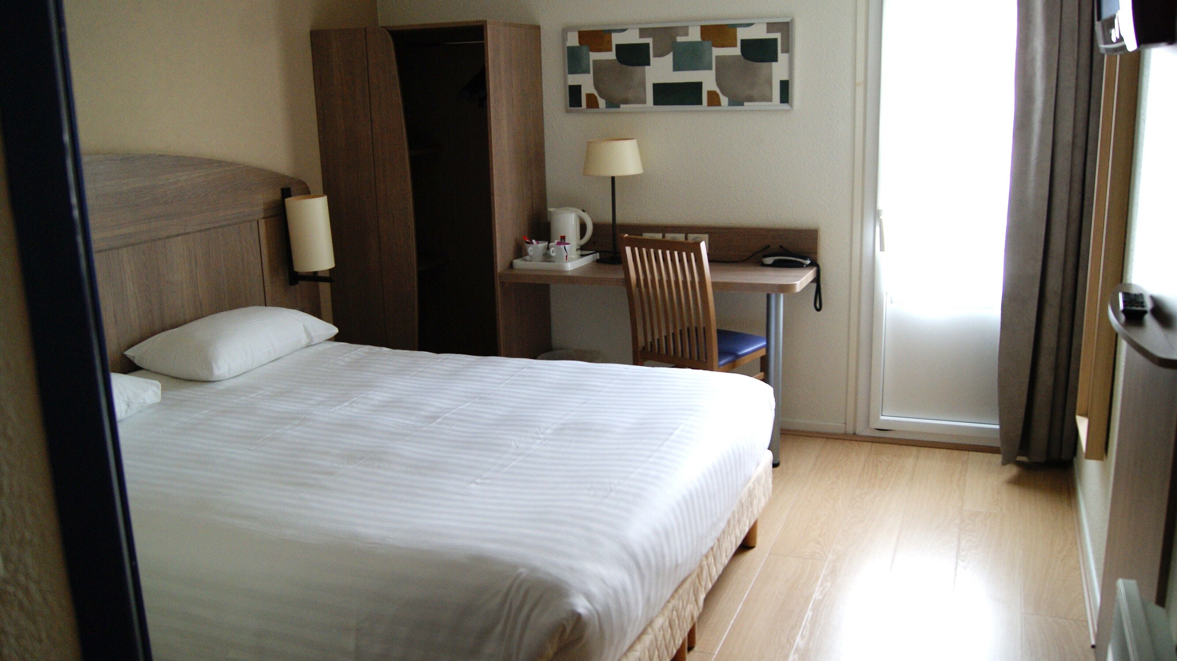 comfort double or twin room | desk, free cots/infant beds, free wifi, bed sheets