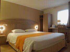 Escrivaninha, berços grátis, Wi-Fi de cortesia, roupa de cama