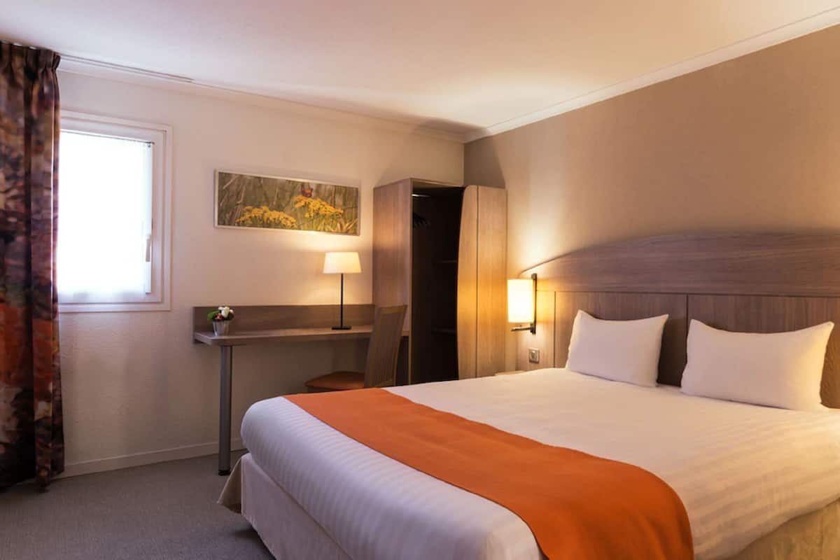 standard double room | desk, free cots/infant beds, free wifi, bed sheets