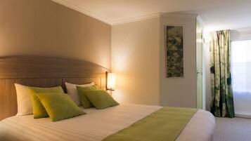 Een bureau, gratis babybedden, gratis wifi, beddengoed