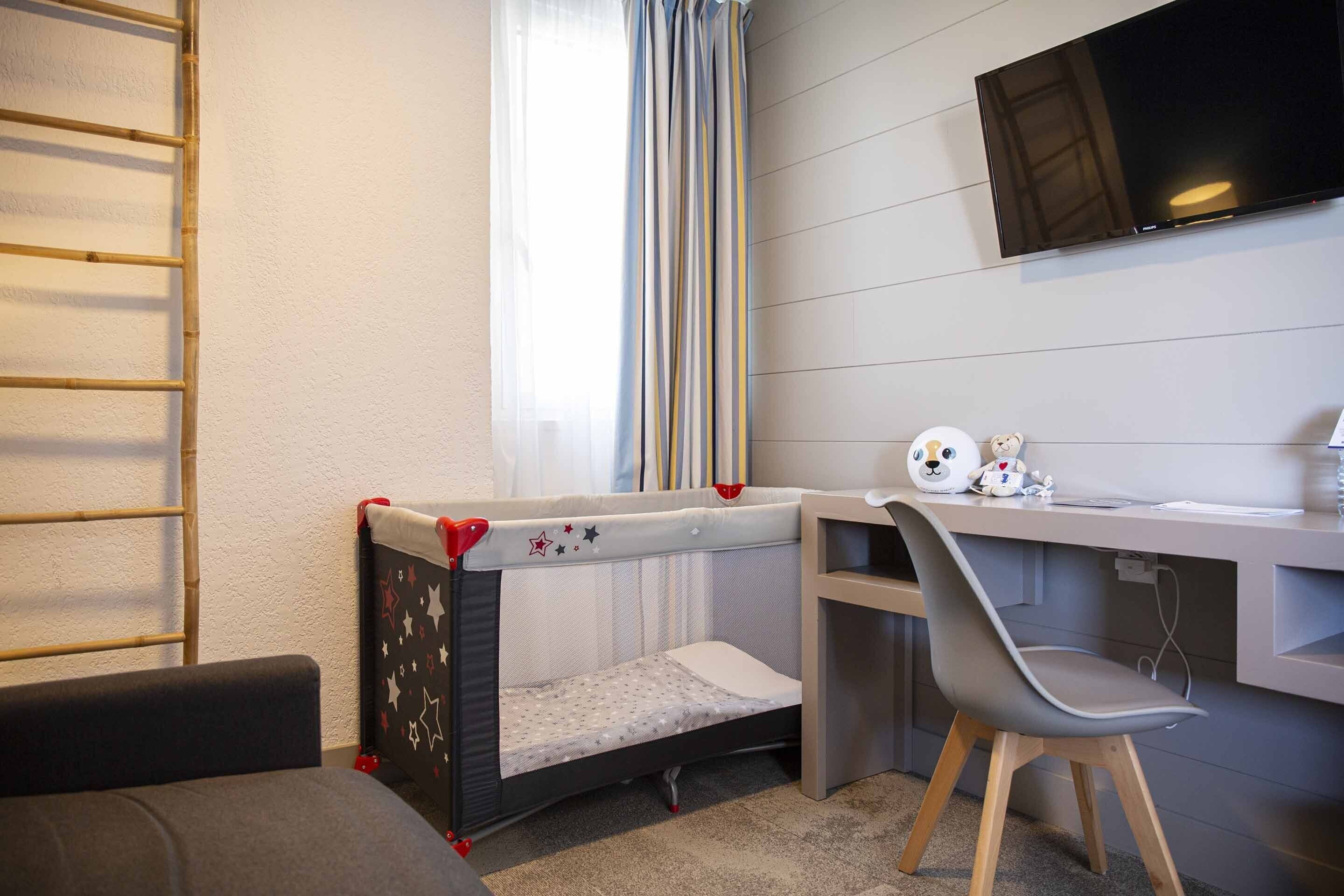 junior suite, partial sea view | 1 bedroom, premium bedding, in-room safe, desk