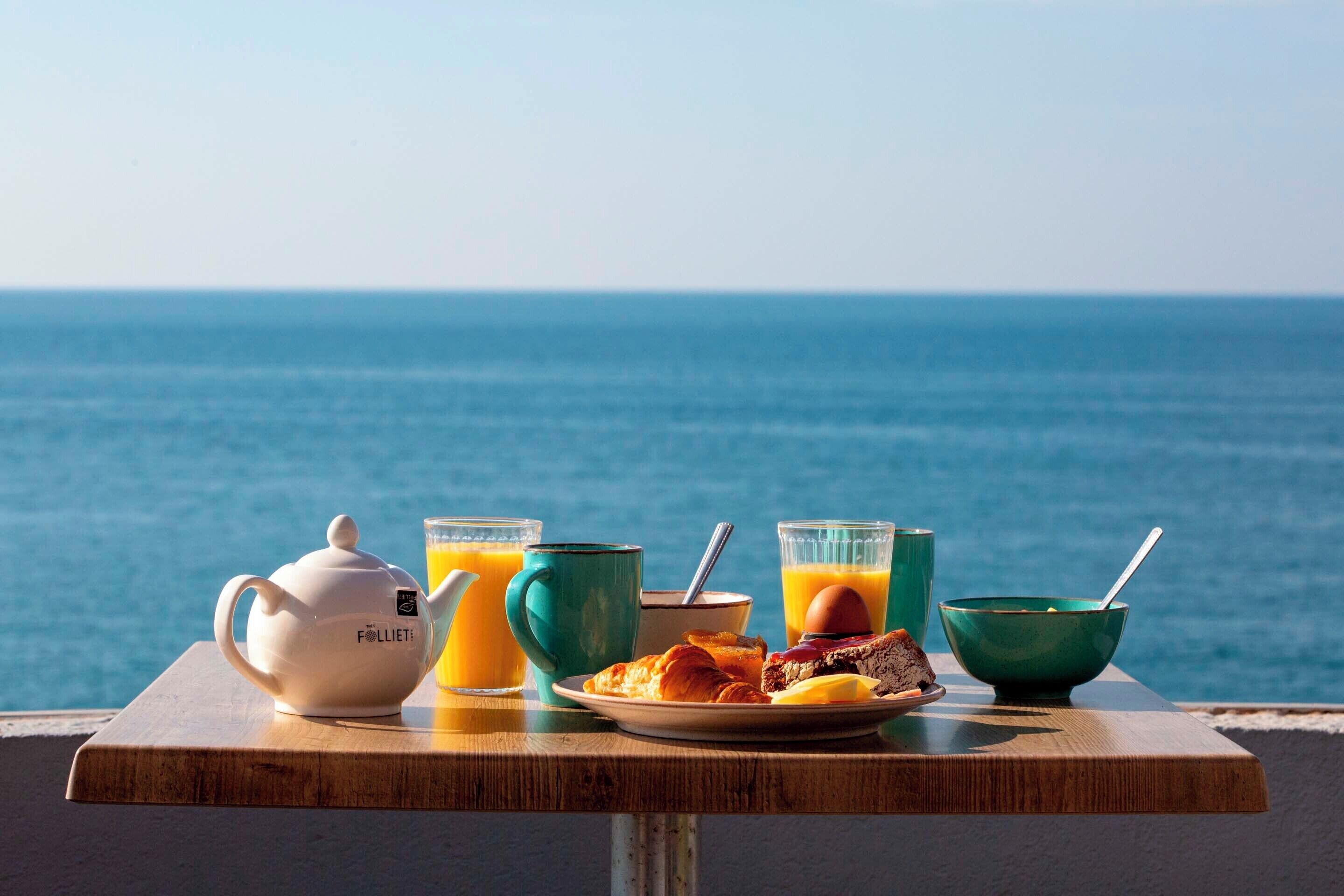 每日供應吃到飽早餐 (每人 EUR15)