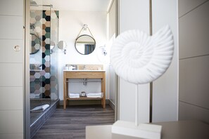 Suite Junior, vue partielle sur la mer | Salle de bain | Articles de toilette (gratuits), séchoir à cheveux, serviettes fournies