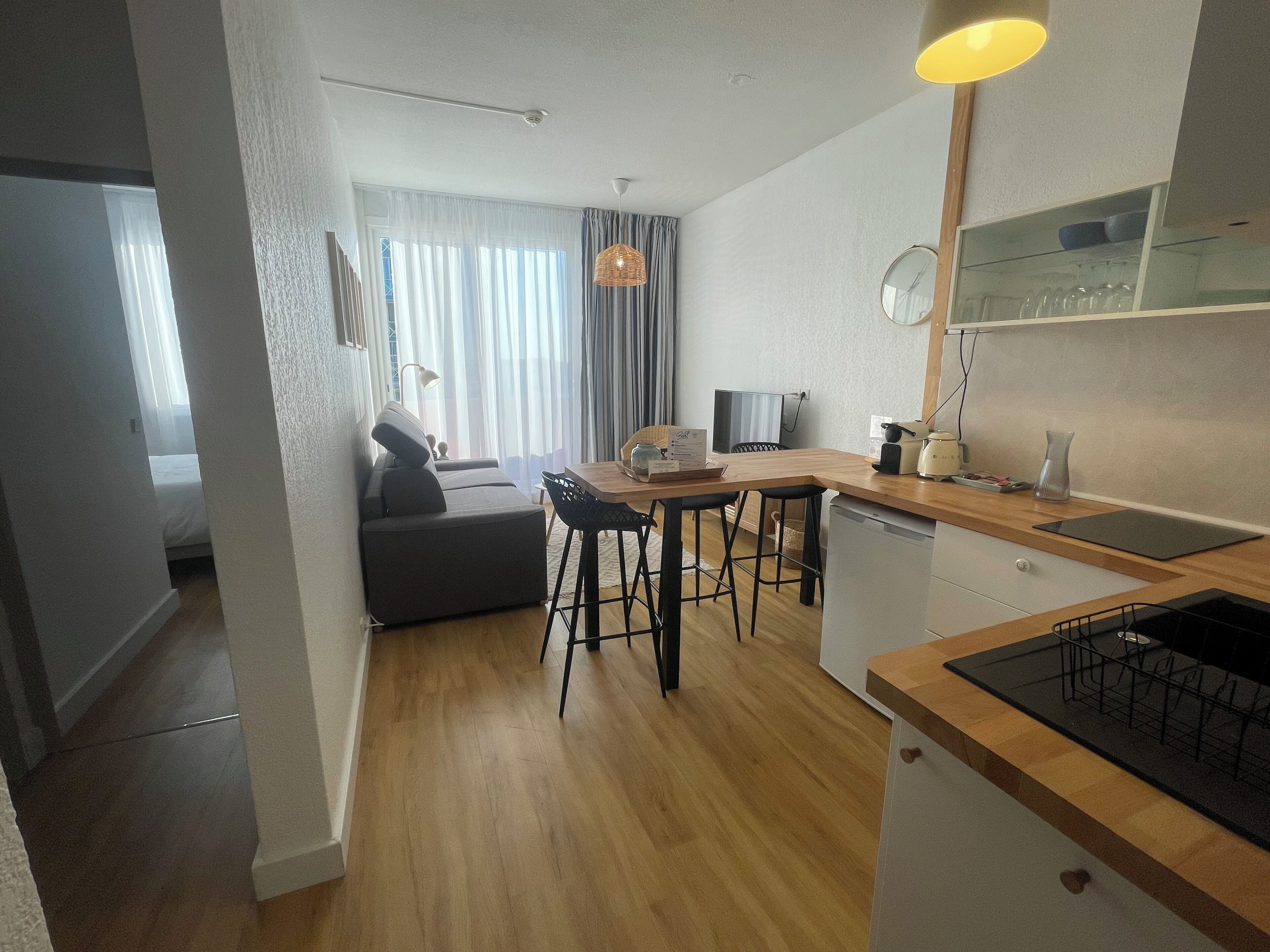 Appartamento Standard, vista porto | Area soggiorno | TV a schermo piatto
