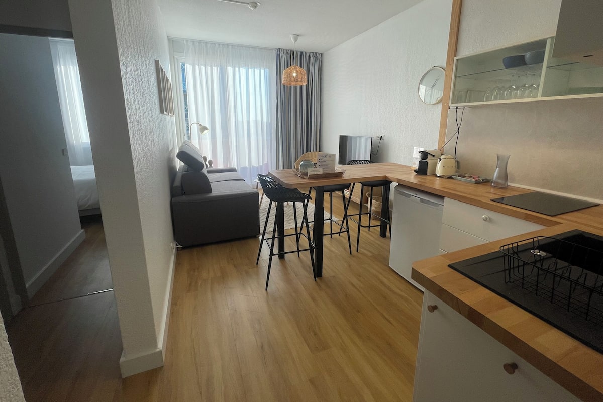 Departamento estándar, vista al puerto | Área de sala de estar | Televisión de pantalla plana