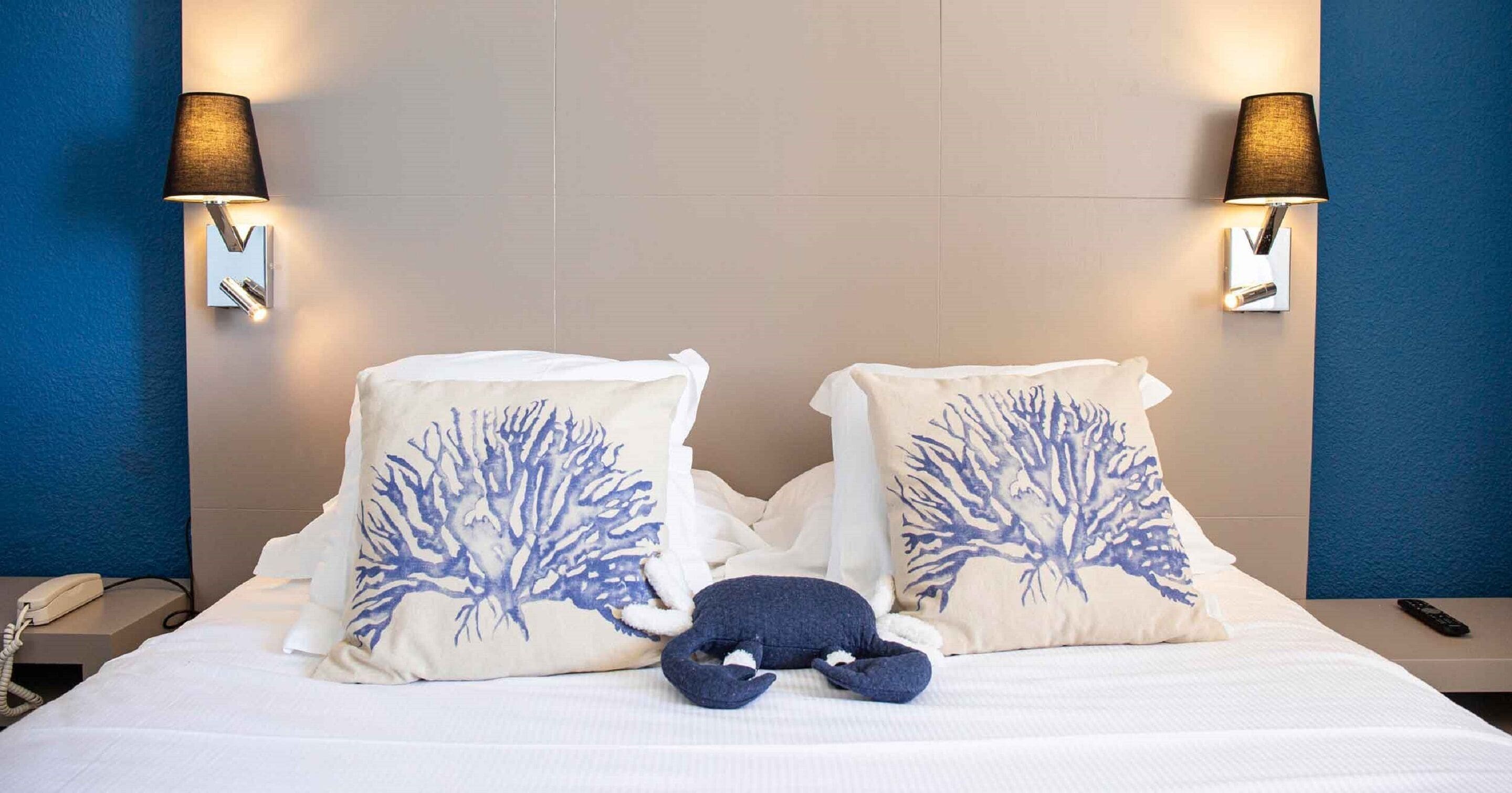 junior suite, partial sea view | 1 bedroom, premium bedding, in-room safe, desk