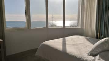 Comfort Room, Sea side | Ropa de cama de alta calidad y caja de seguridad en la habitación